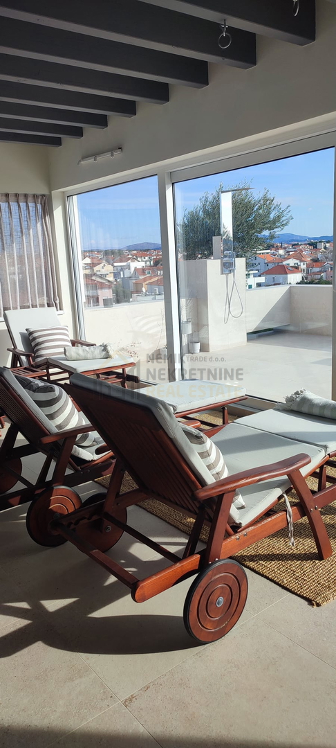 VODICE,V CELOTI OPREMLJENA  PENTHOUSE V CENTRU S STREŠNO TERASO