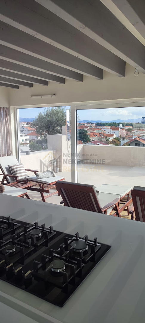 VODICE,V CELOTI OPREMLJENA  PENTHOUSE V CENTRU S STREŠNO TERASO