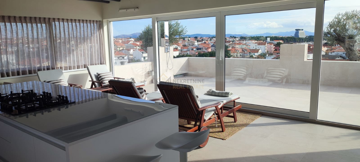 VODICE,V CELOTI OPREMLJENA  PENTHOUSE V CENTRU S STREŠNO TERASO