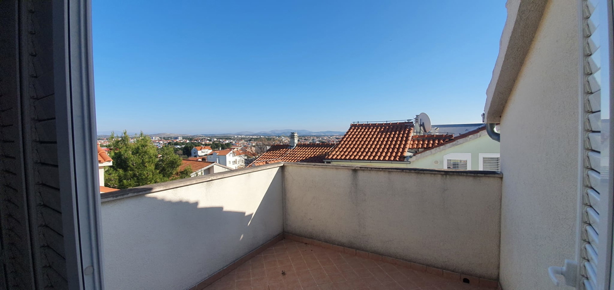 Vodice, dvosobni apartma s teraso