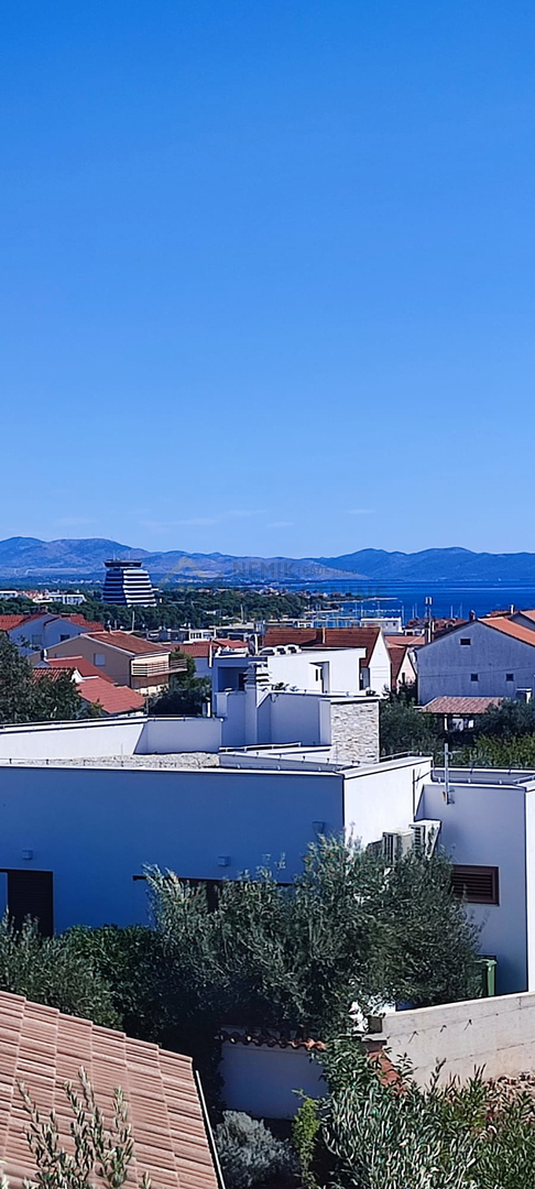 Vodice, hiša s prostornim dvoriščem in bazenom