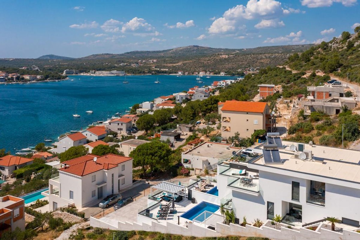 Dvojna vila na vrhunski lokaciji s pogledom na morje