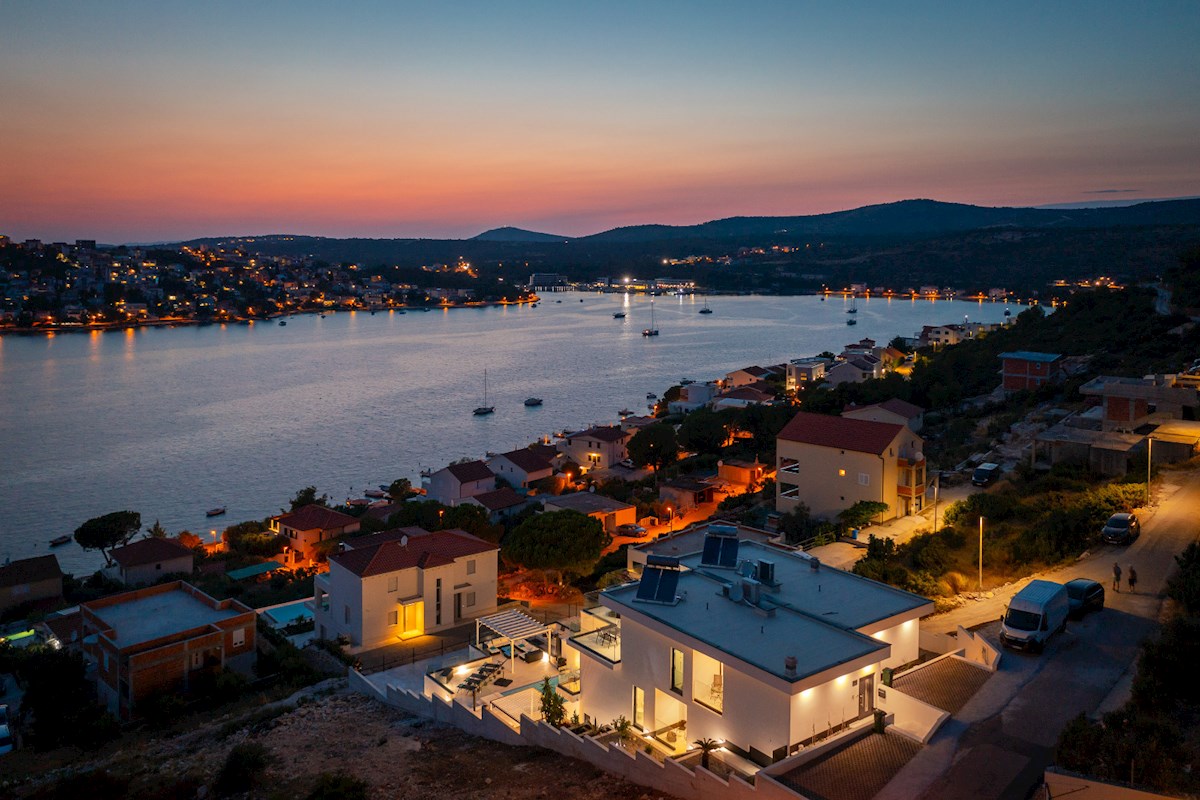 Dvojna vila na vrhunski lokaciji s pogledom na morje