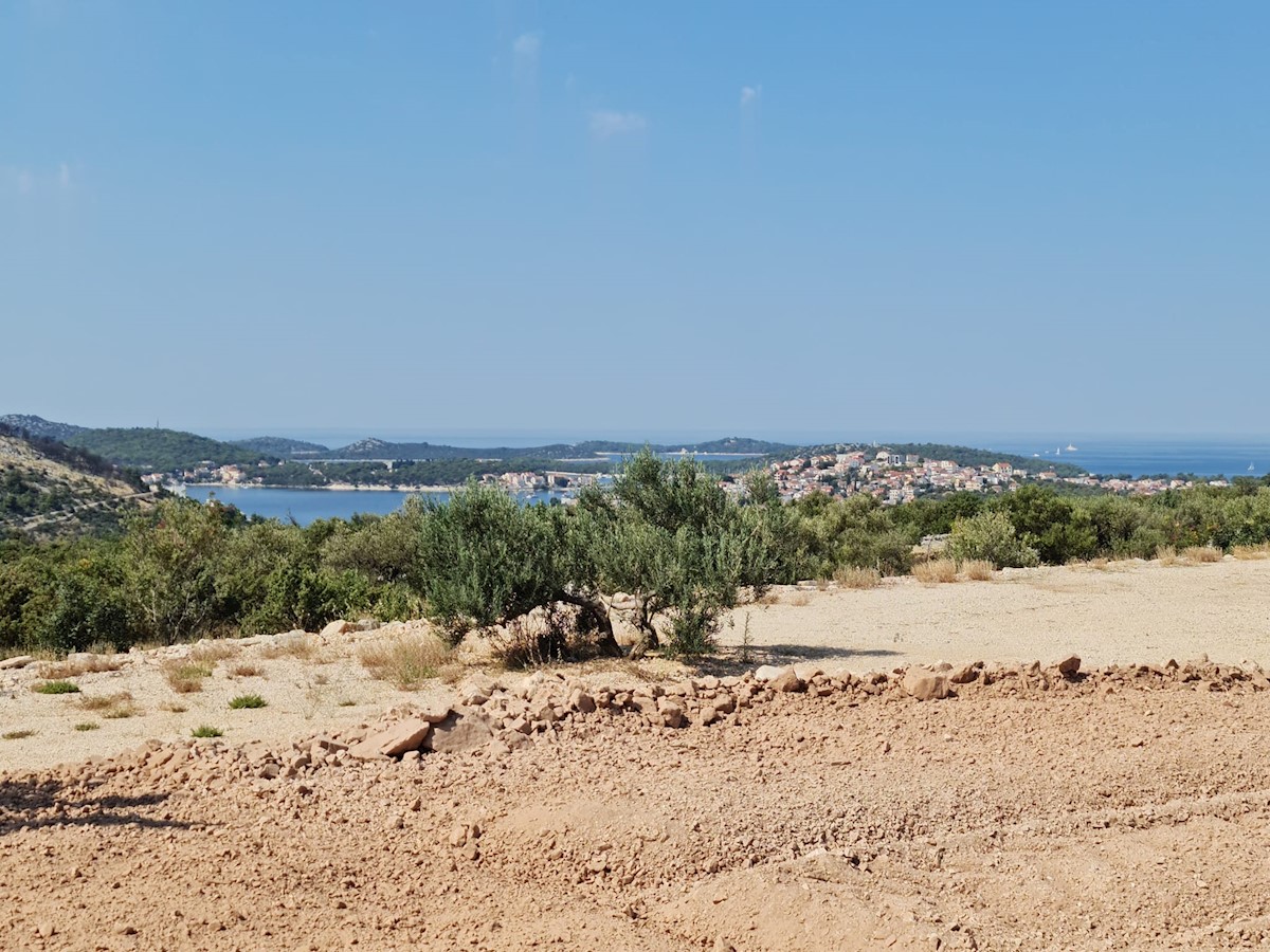 Gradbeno zemljišče z edinstvenim pogledom na morje in gradbenim dovoljenjem