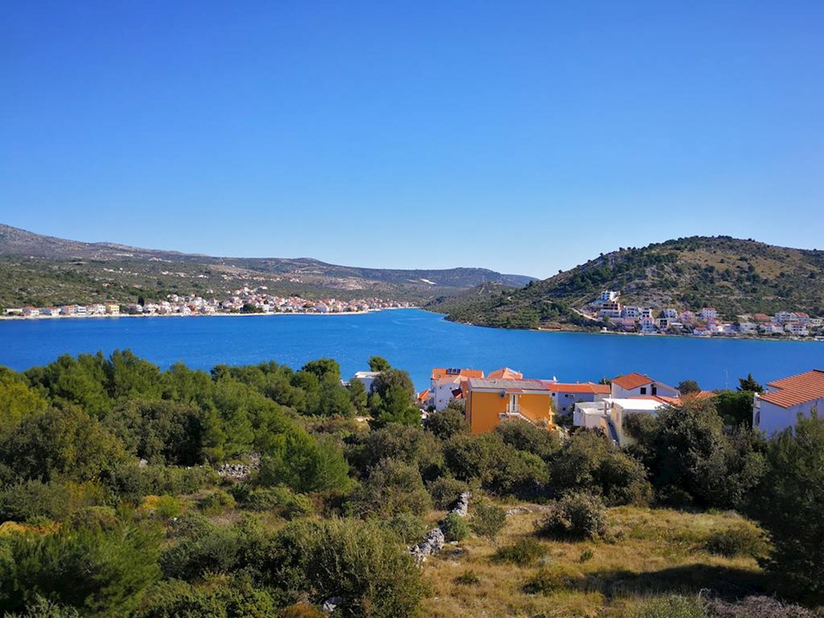 Rogoznica gradbeno zemljišče s pogledom na morje