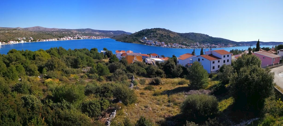 Rogoznica gradbeno zemljišče s pogledom na morje