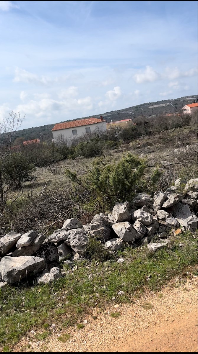 Gradbeno zemljišče v zaledju Primoštena s projektom