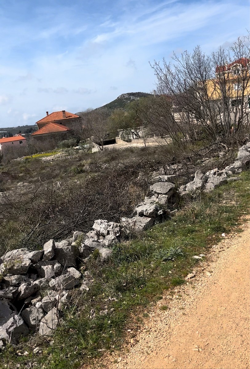 Gradbeno zemljišče v zaledju Primoštena s projektom