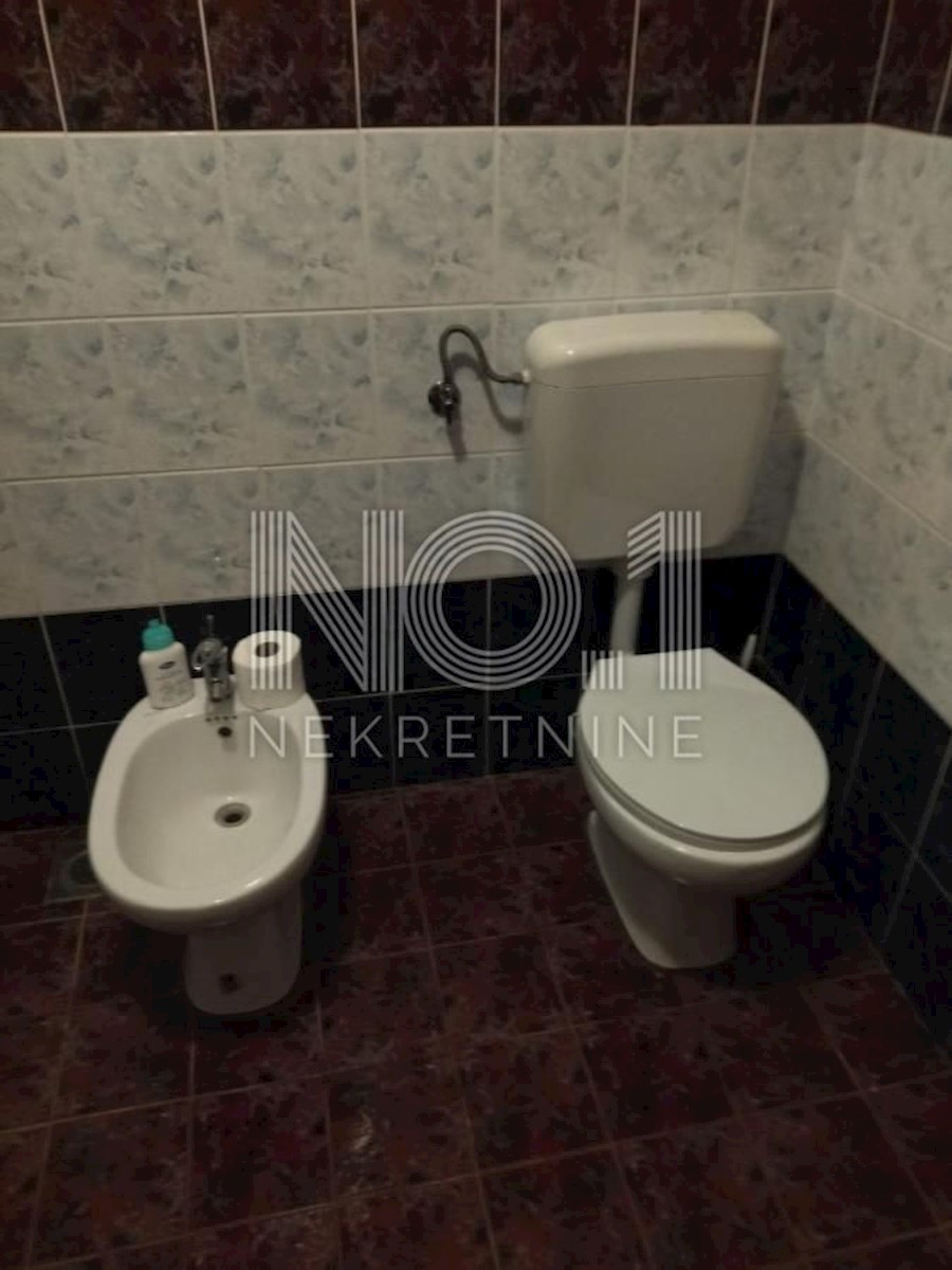 Podmurvice/Mlaka - prodamo etažo v centru mesta