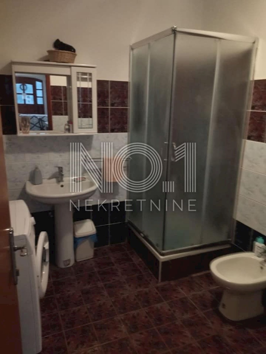 Podmurvice/Mlaka - prodamo etažo v centru mesta