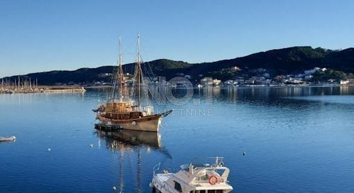 Rab - prodaja apartma s prekrasnim pogledom, 1. red do morja!