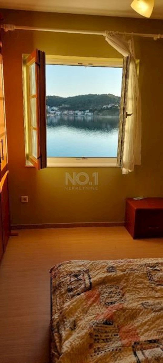 Rab - prodaja apartma s prekrasnim pogledom, 1. red do morja!