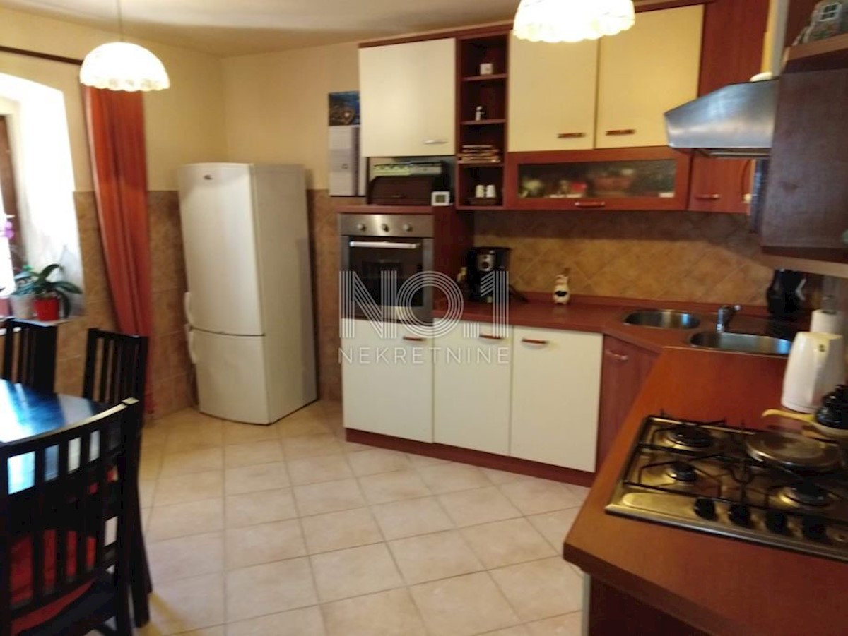Permani - družinska hiša in gradbišče