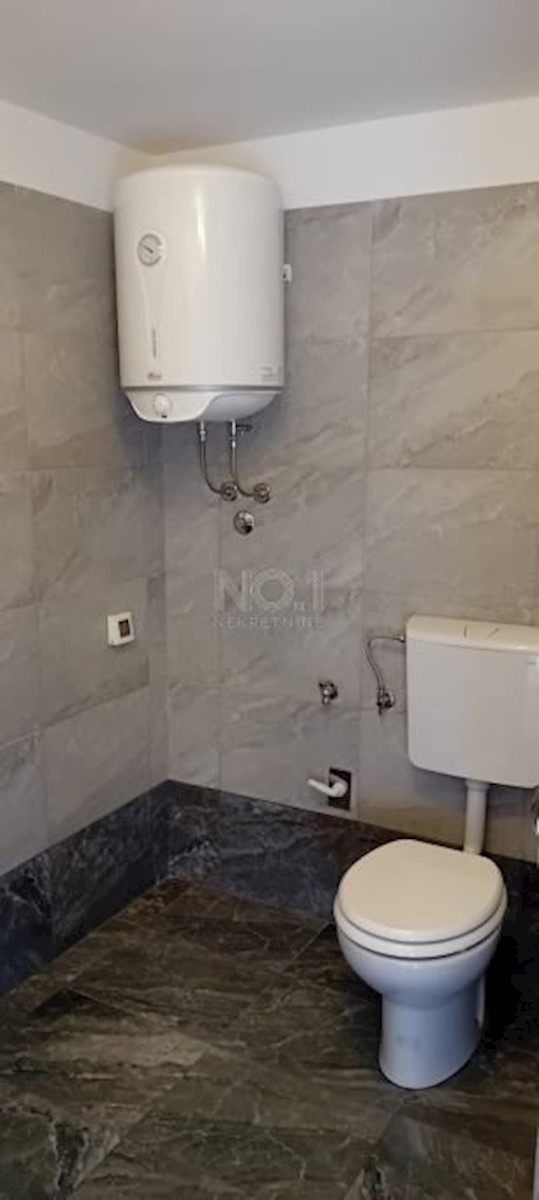 Permani - družinska hiša in gradbišče