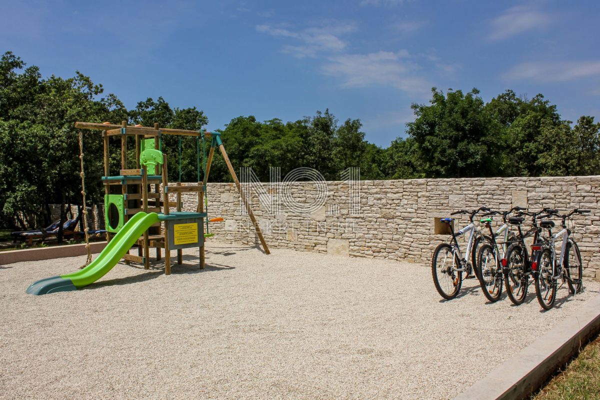 Štokovci - luksuzna hiša z bazenom, mini golfom in športnim igriščem