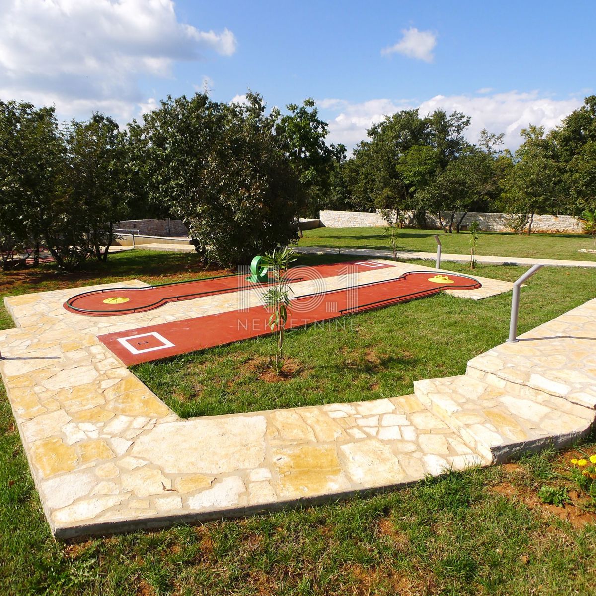 Štokovci - luksuzna hiša z bazenom, mini golfom in športnim igriščem