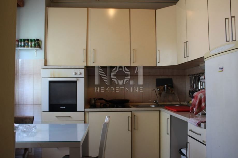 Pazin - družinska hiša z 2 apartmajema in prostornim vrtom