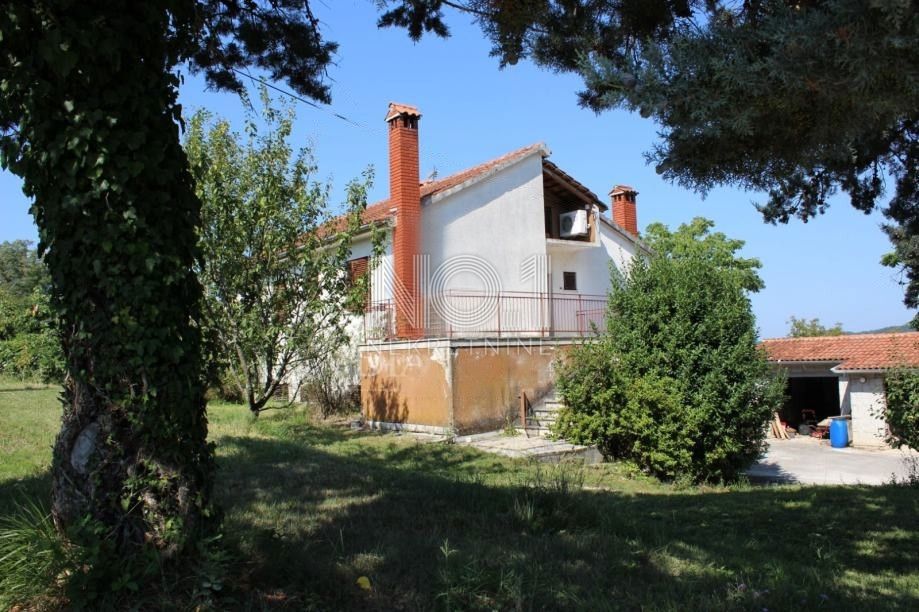Pazin - družinska hiša z 2 apartmajema in prostornim vrtom