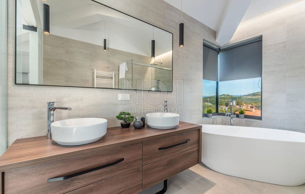 Karojba - luksuzna vila z bazenom, jacuzzijem in savno