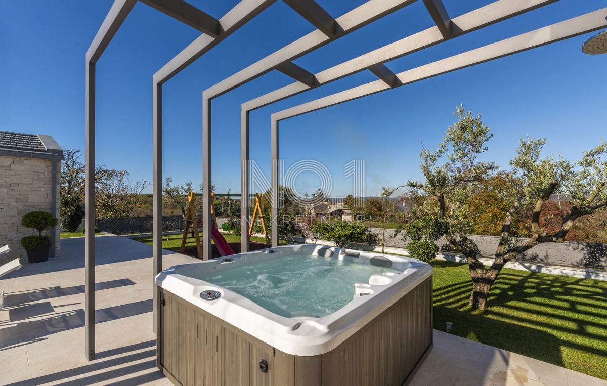 Karojba - luksuzna vila z bazenom, jacuzzijem in savno