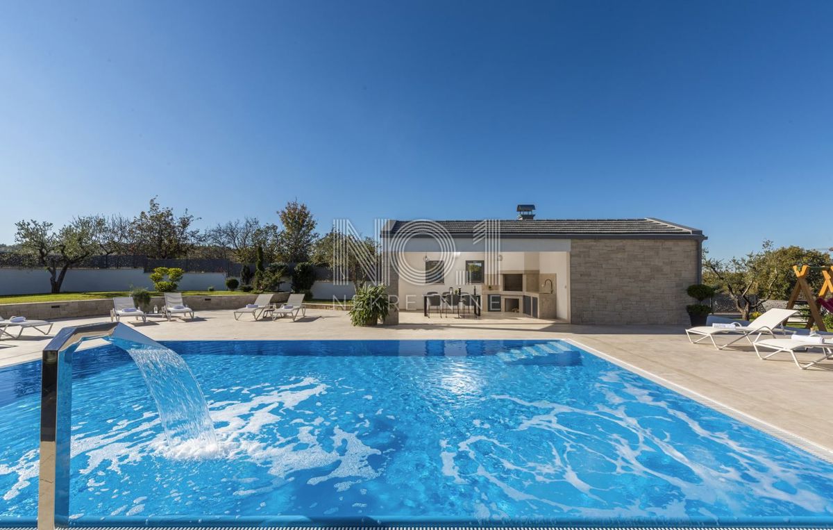 Karojba - luksuzna vila z bazenom, jacuzzijem in savno