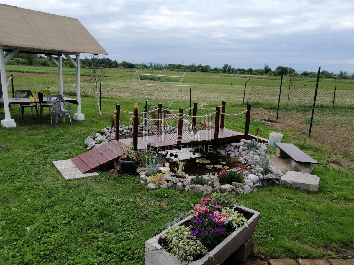 Karlovac - prodaja hiše s 3 stanovanji in čudovitim vrtom