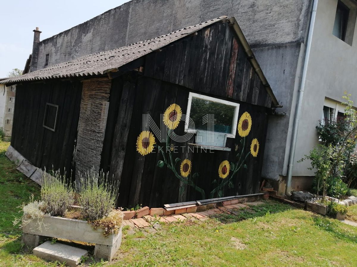Karlovac - prodaja hiše s 3 stanovanji in čudovitim vrtom