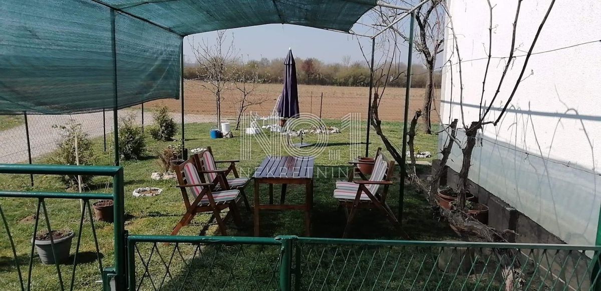Karlovac - prodaja hiše s 3 stanovanji in čudovitim vrtom