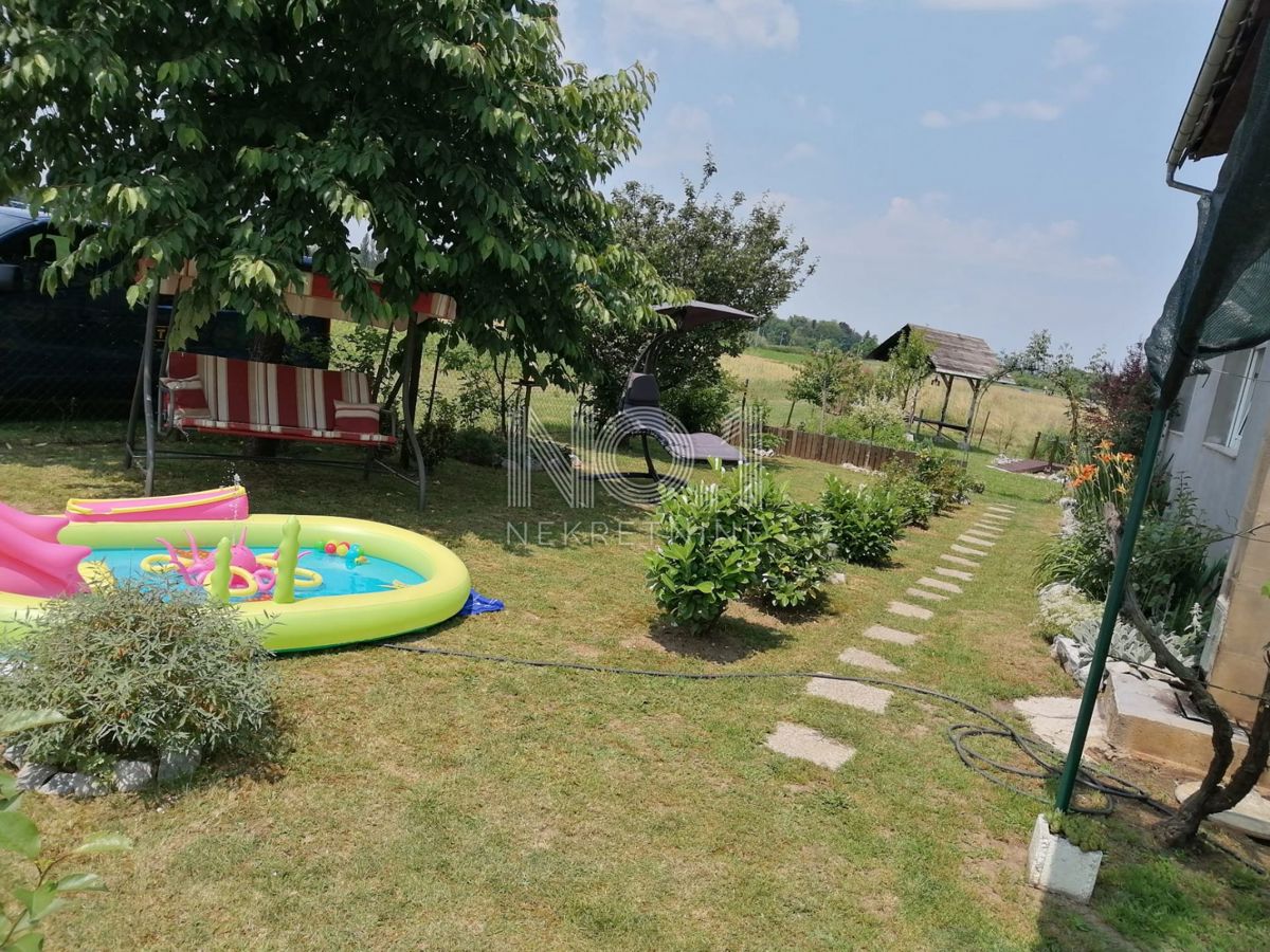 Karlovac - prodaja hiše s 3 stanovanji in čudovitim vrtom