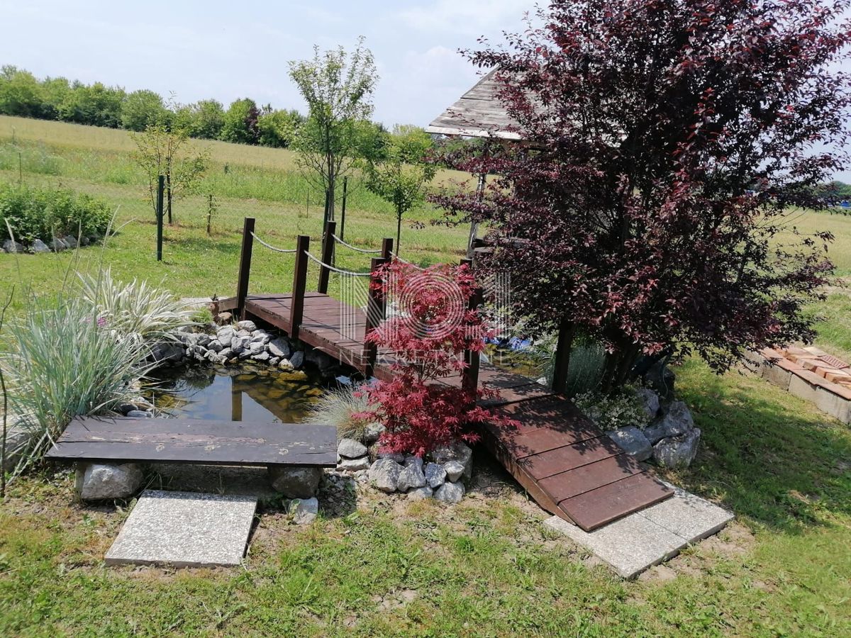 Karlovac - prodaja hiše s 3 stanovanji in čudovitim vrtom