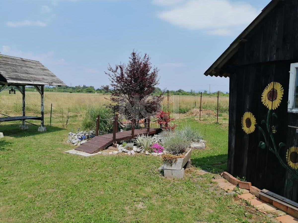 Karlovac - prodaja hiše s 3 stanovanji in čudovitim vrtom