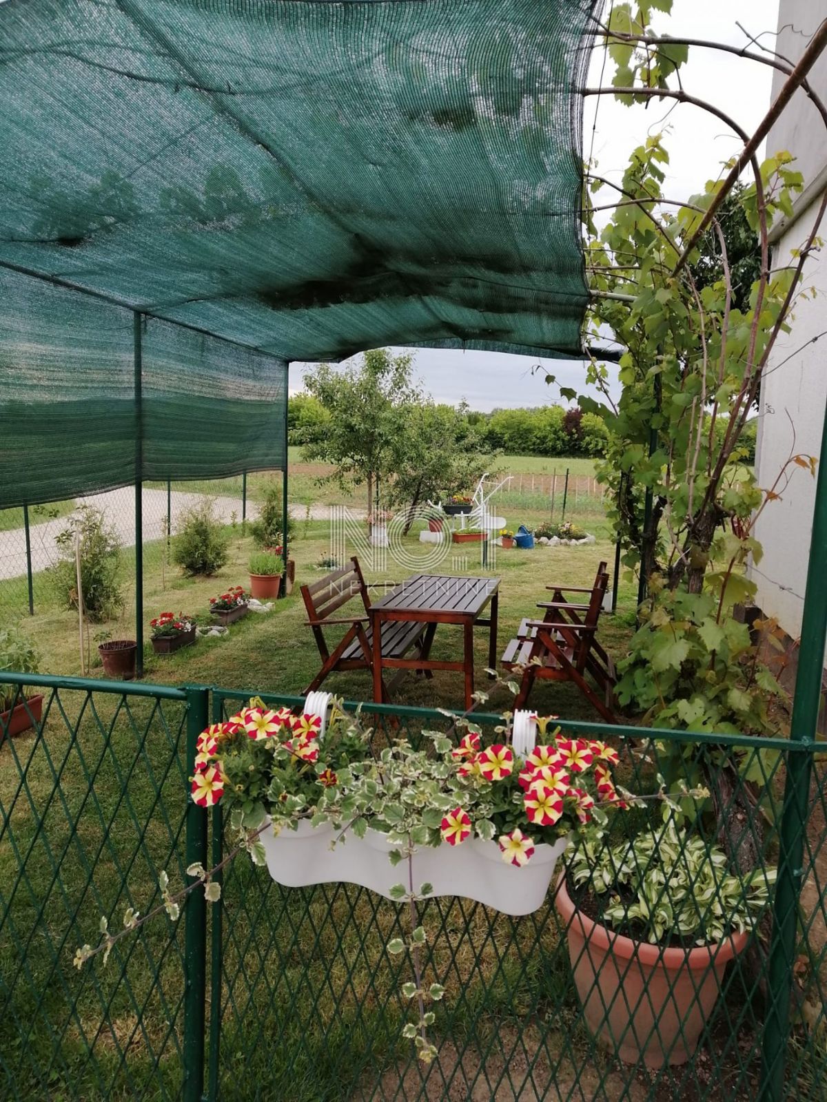 Karlovac - prodaja hiše s 3 stanovanji in čudovitim vrtom