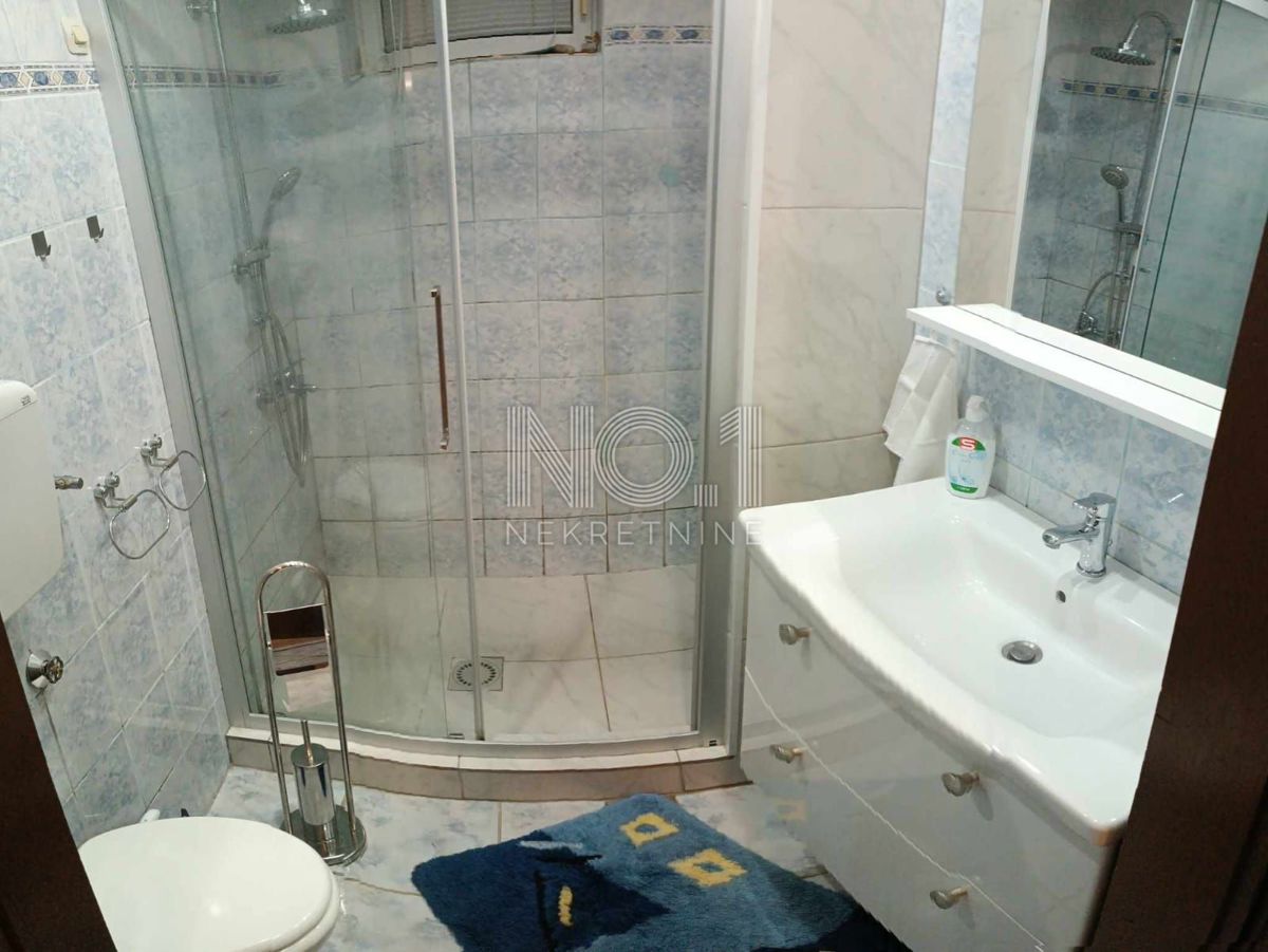 Karlovac - prodaja hiše s 3 stanovanji in čudovitim vrtom