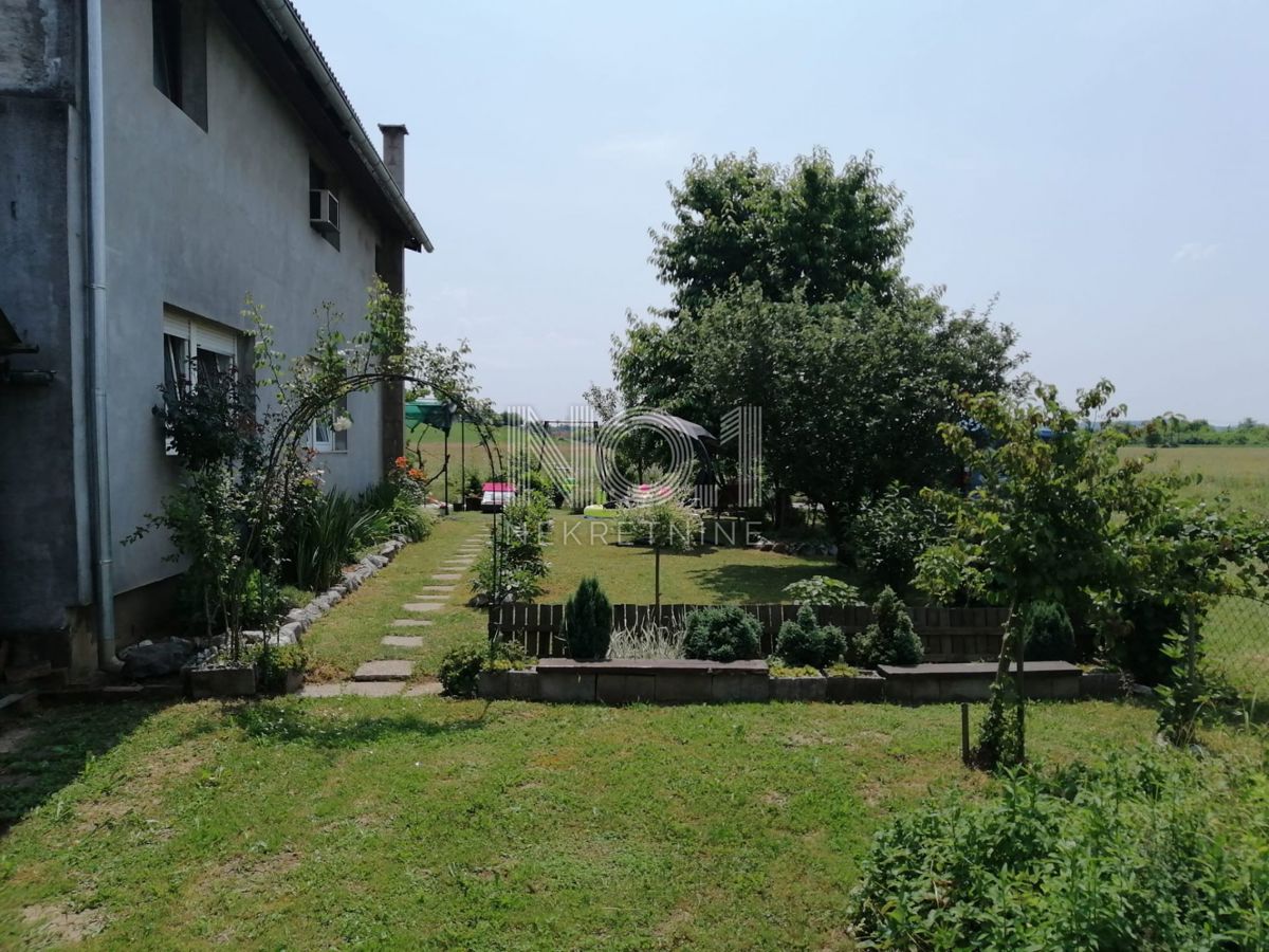 Karlovac - prodaja hiše s 3 stanovanji in čudovitim vrtom