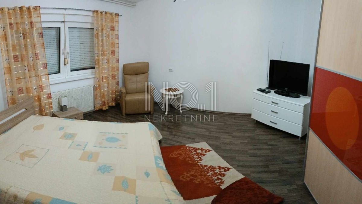 Karlovac - prodaja hiše s 3 stanovanji in čudovitim vrtom