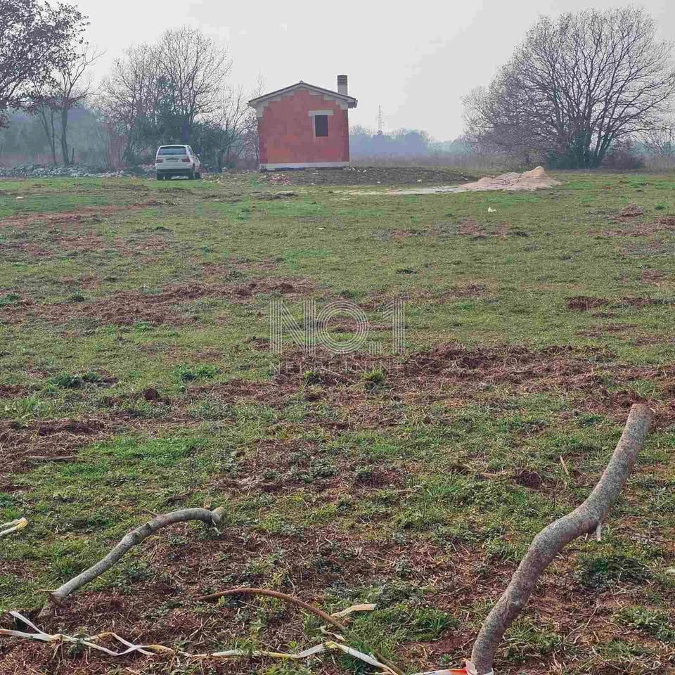 Rovinj - prodaja zemljišča s hišo v roh-bau stanju