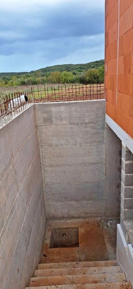 Rovinj - prodaja zemljišča s hišo v roh-bau stanju
