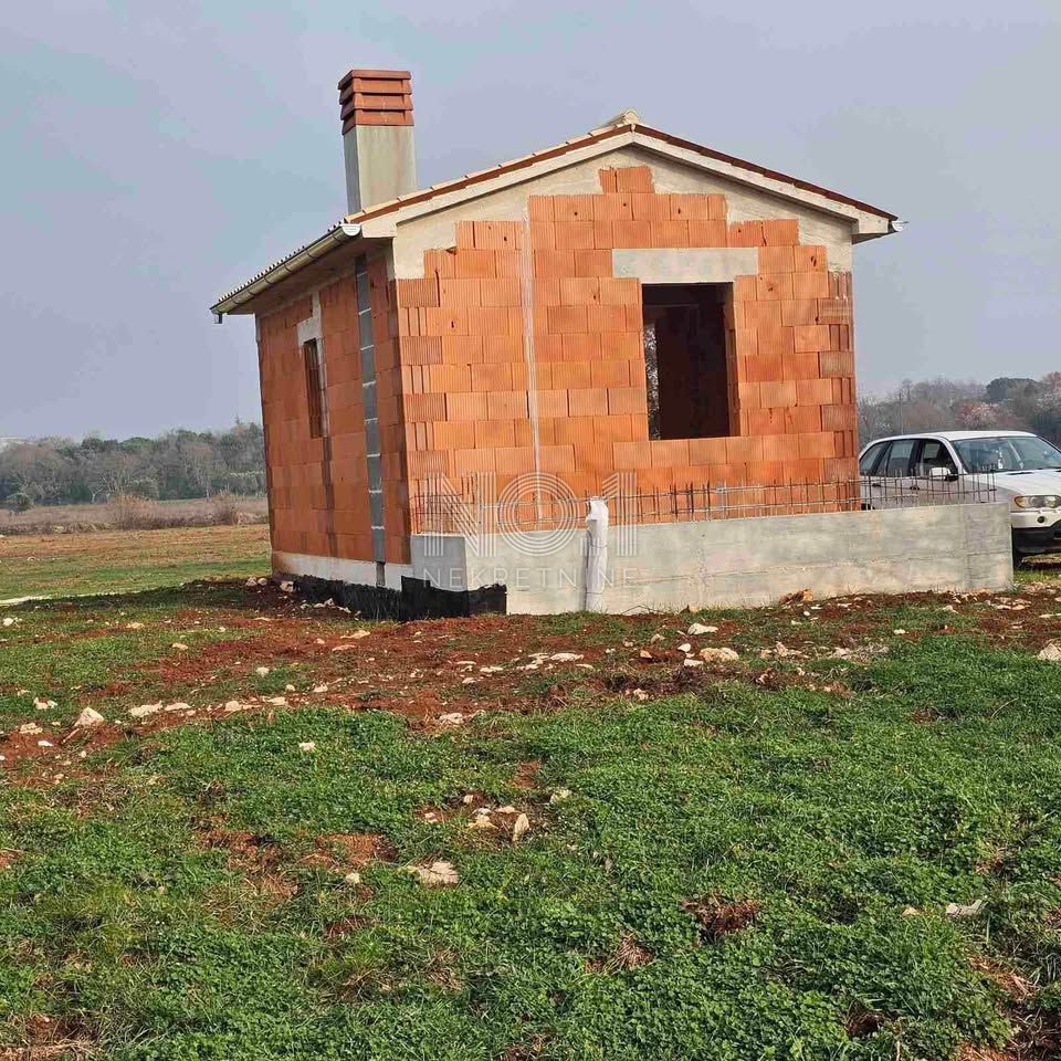 Rovinj - prodaja zemljišča s hišo v roh-bau stanju
