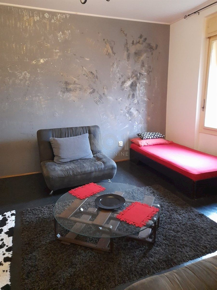 Crikvenica - odlično stanovanje v stari vili na Črnem Molu!