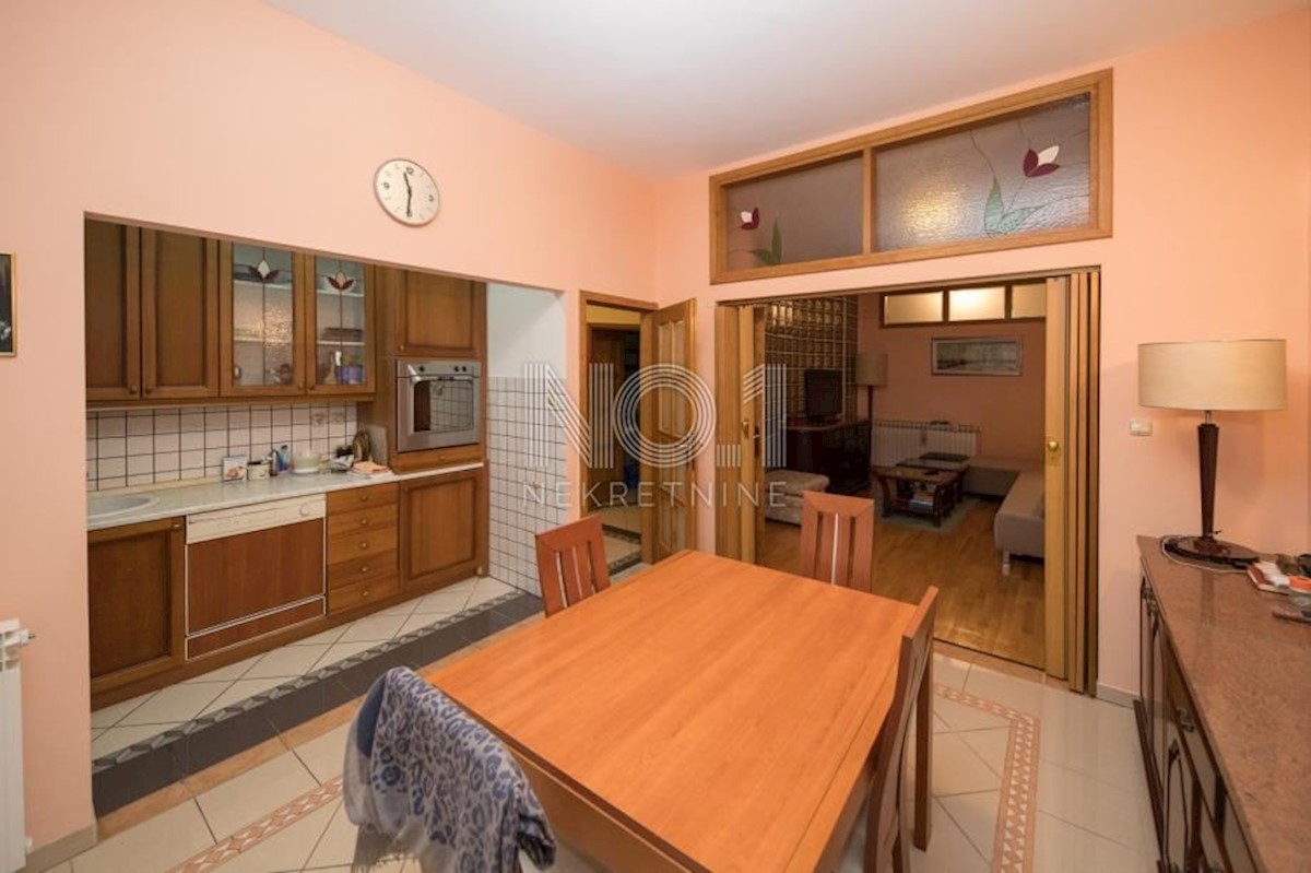 Crikvenica - odličen apartma, 1. red do morja!