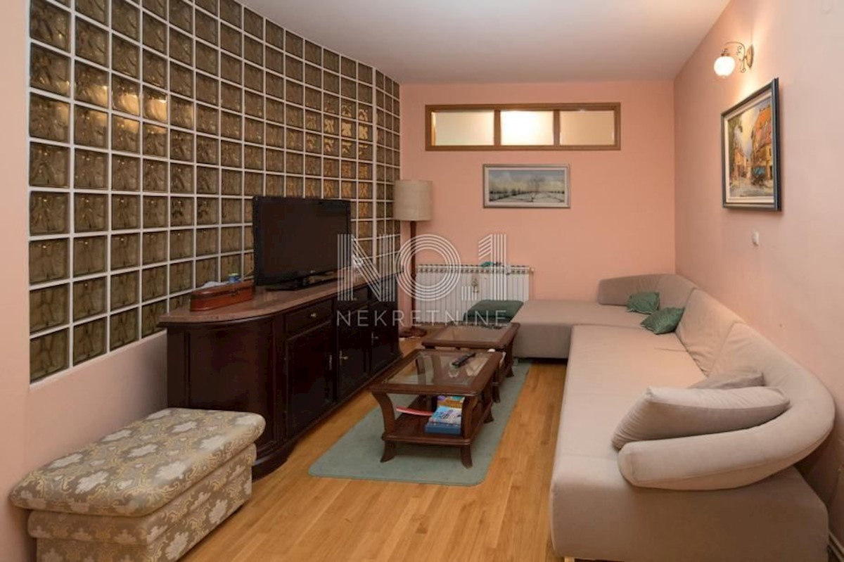 Crikvenica - odličen apartma, 1. red do morja!