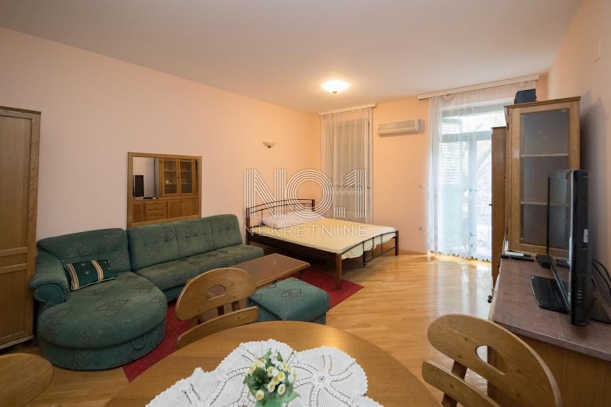Crikvenica - odličen apartma, 1. red do morja!