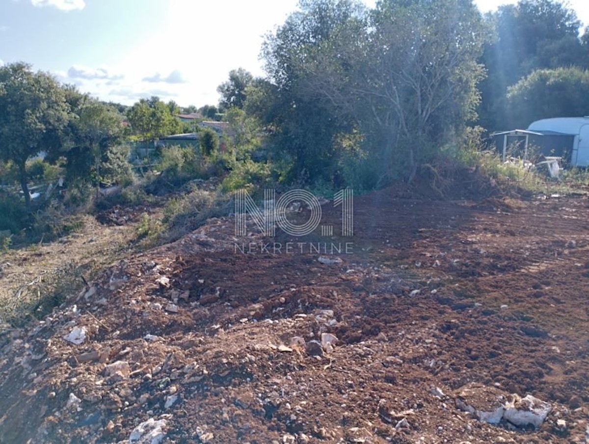 Rovinj - kmetijsko zemljišče s projektom