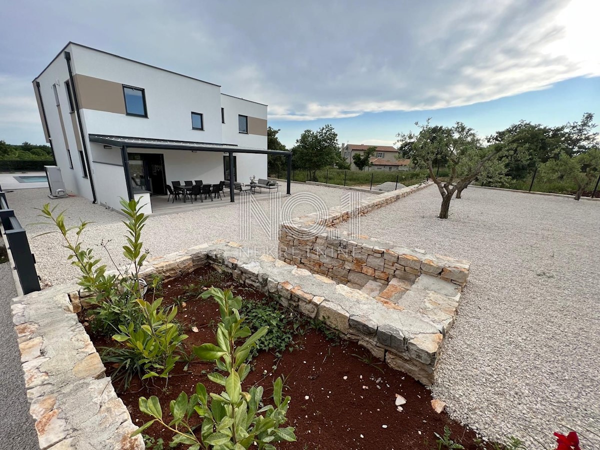 Svetvinčenat - luksuzna moderna vila z bazenom in prostorom za sončenje