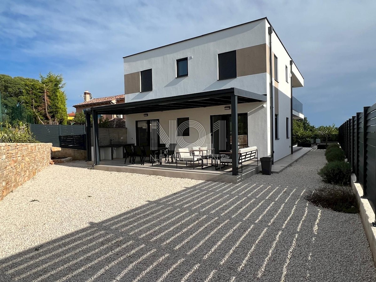 Svetvinčenat - luksuzna moderna vila z bazenom in prostorom za sončenje