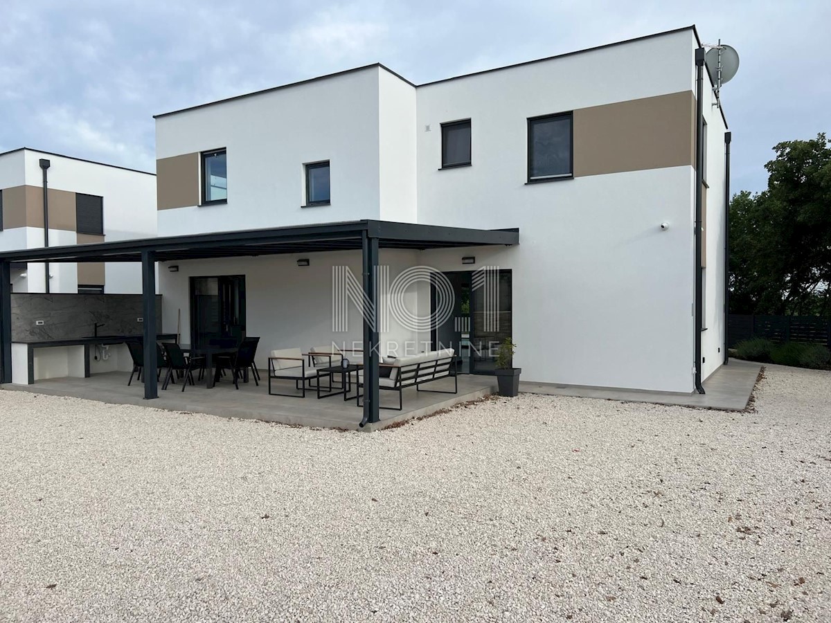 Svetvinčenat - luksuzna moderna vila z bazenom in prostorom za sončenje