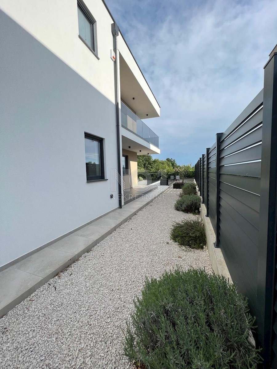 Svetvinčenat - luksuzna moderna vila z bazenom in prostorom za sončenje