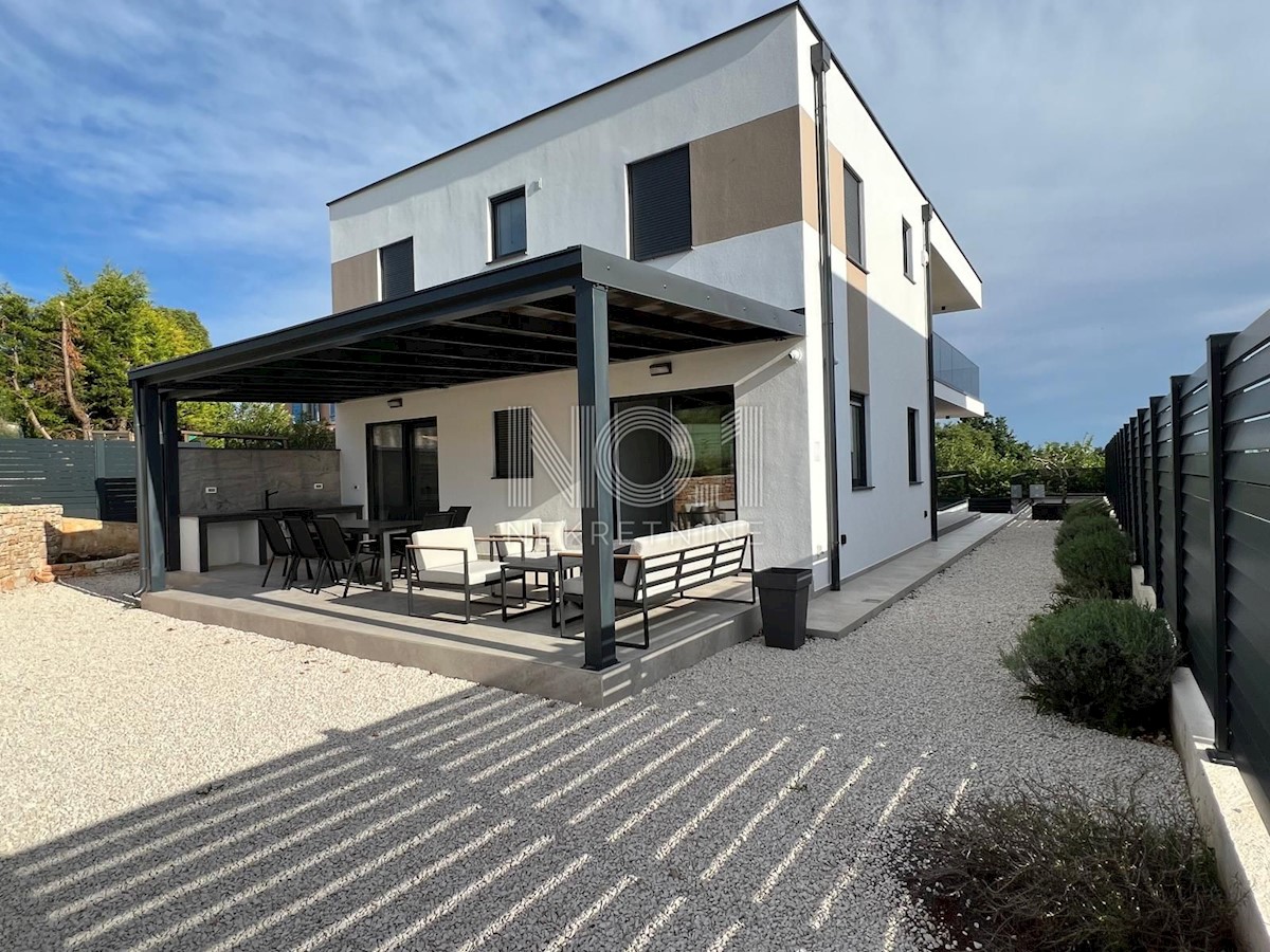 Svetvinčenat - luksuzna moderna vila z bazenom in prostorom za sončenje