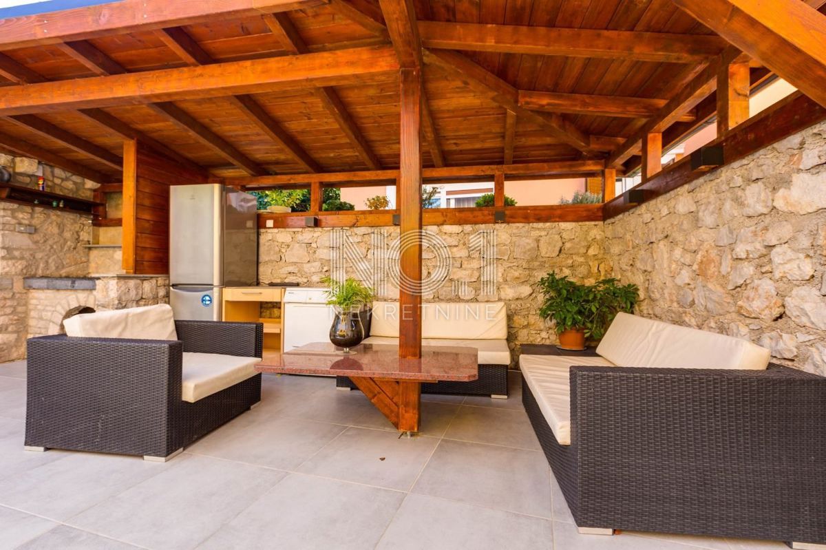 Mali Lošinj - prodaja lepo urejene hiše za investicijo