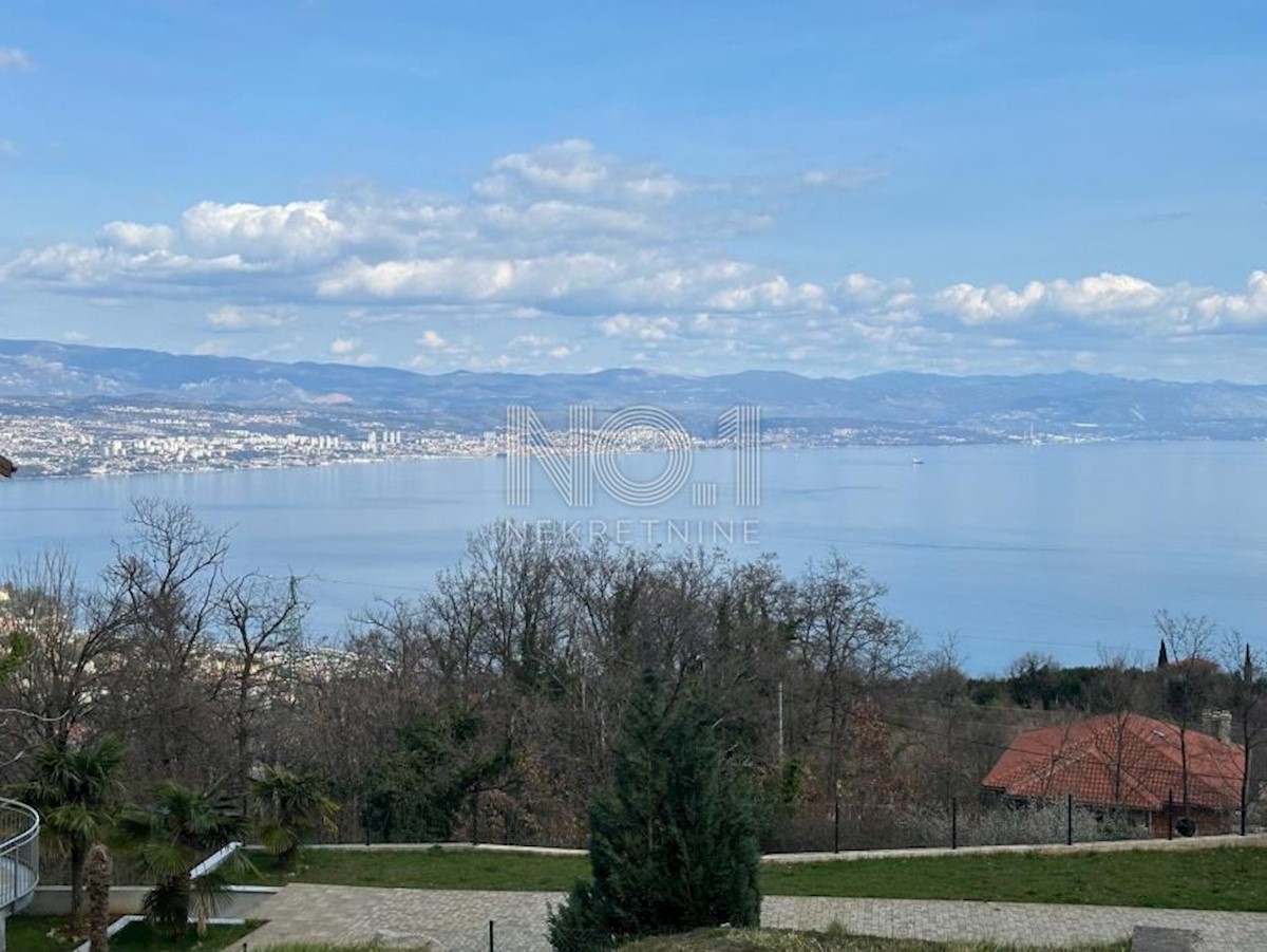 Oprić - gradbeno zemljišče s pogledom na morje